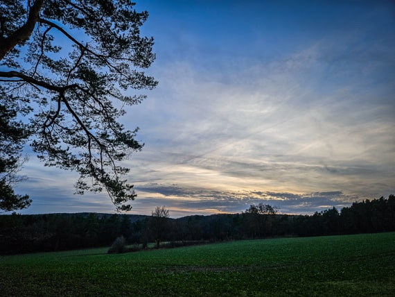 Spätherbstlicher Abendhimmel nahe der Ostheimer Warte